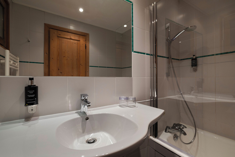 Bathroom 3, Hôtel de l'Arve by HappyCulture, Haute-Savoie
