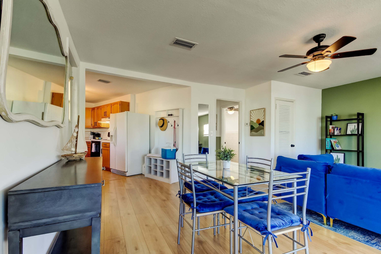Room 3, Simple Rooftop Gem 2 Blocks 2 Beach Pets Allowed, Pinellas