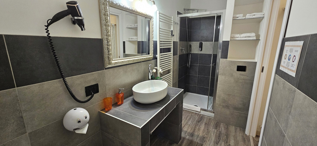 Bathroom 2, Wagon-lit, Bologna