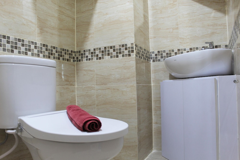 Bathroom 5, Homey and Comfort Studio Apartment at B Residence By Travelio, Tangerang Selatan
