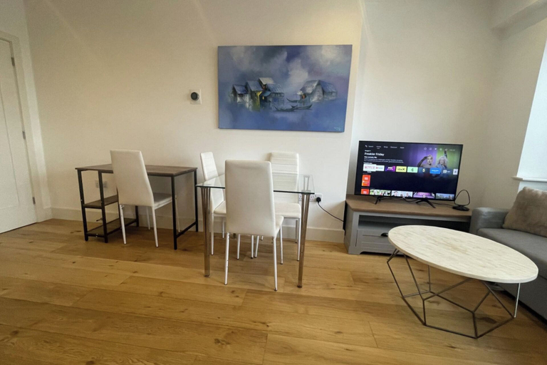 Living area 5, Modern Flat/central Croydon/sleeps 4/free Parking, London