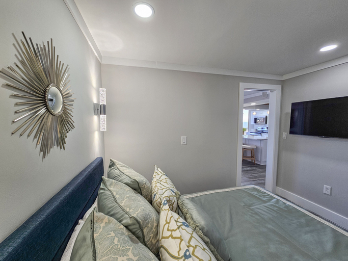 Room 5, Superbly Updated Ocean View Condo, 303 Brighton, Full Access 3 Bedroom Condo, Horry