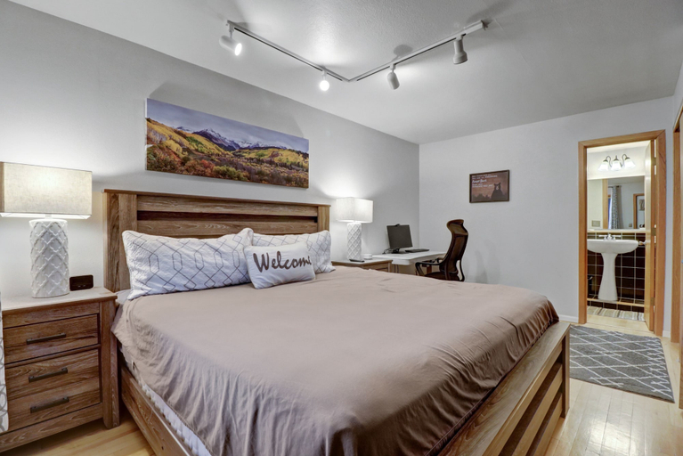 Room 5, 107 Woodbridge 2 Bedroom Condo by RedAwning, Summit