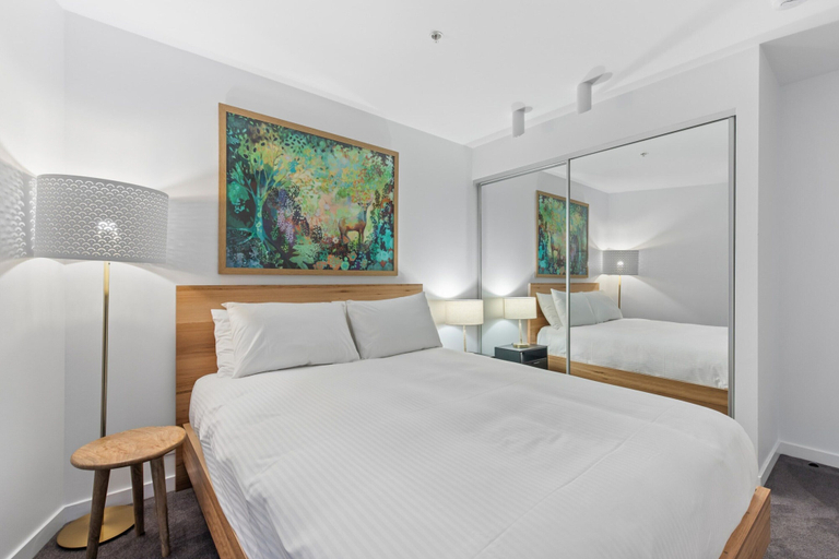 Room 2, Chic 1-bed With Harbour Views & Pool by Tram Line, Melbourne