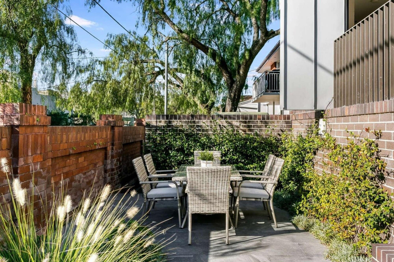 Outdoor dining, Impeccable 3-bed Home Near the Beach, Sydney