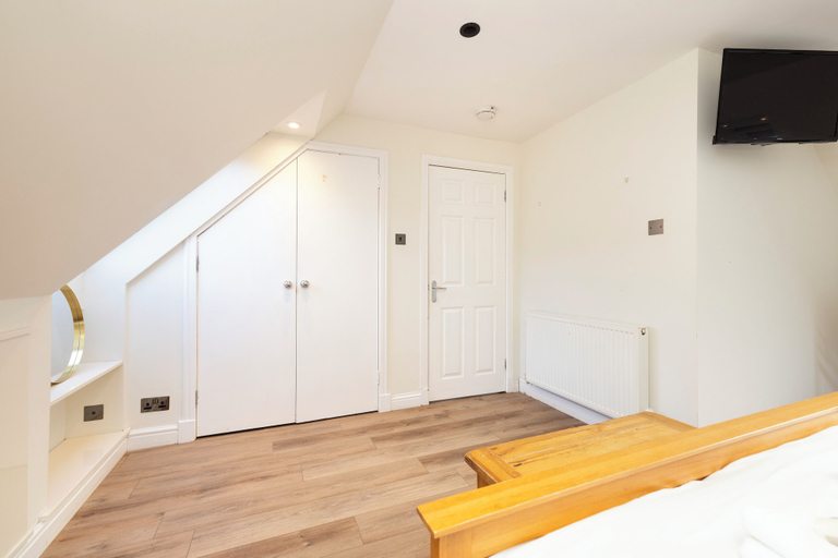 Bedroom 3, JOIVY Inviting Flat Near Edinburgh Castle W/ Parking, Edinburgh