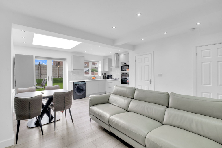 Interior 5, 4 Bed - Sleeps 8 - Free Parking - Garden, London