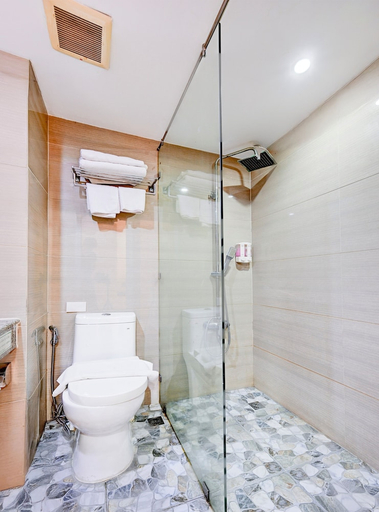 Bathroom 5, Palette The Travellers Hotel Bangkok, Huai Kwang