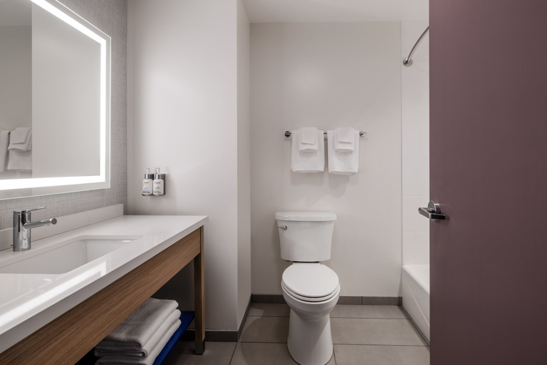 Bathroom 3, Garner Hotel MAHWAH by IHG, Bergen