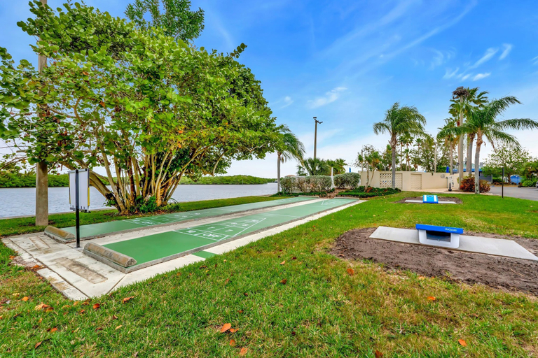 Room 5, Watch the Dolphins Large Balcony Suite and Heated Pool, Hillsborough