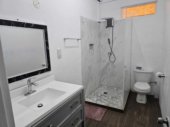 Bathroom 3, Wave Crest Suites