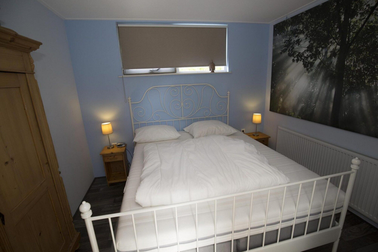 Room 2, Holiday Home With Veranda, 6 People, Zijpe