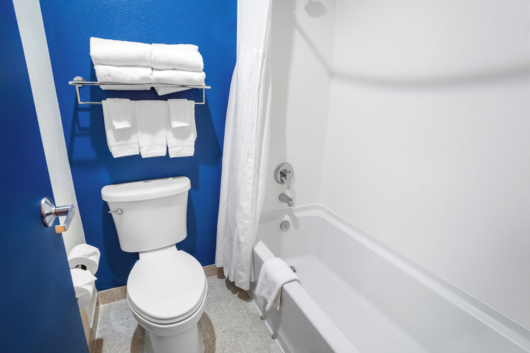 Bathroom 4, Spark by Hilton - Kent, Seattle, King