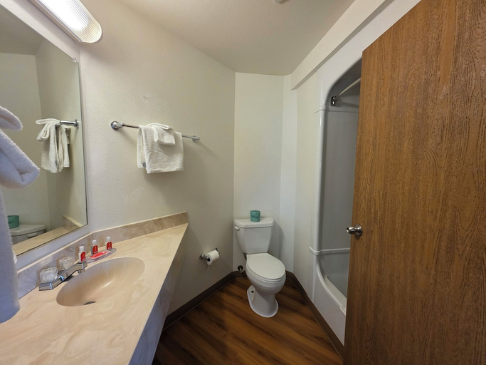 Bathroom 5, Econo Lodge Hot Springs, Fall River