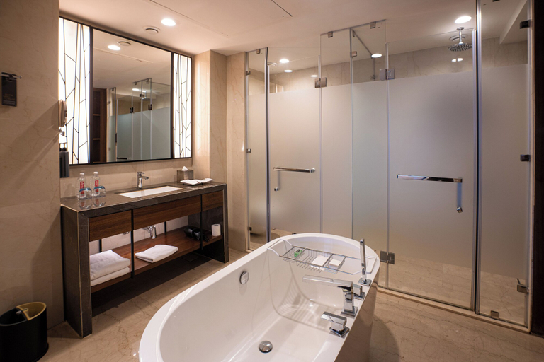 Bathroom 5, Courtyard by Marriott Mahabaleshwar, Satara