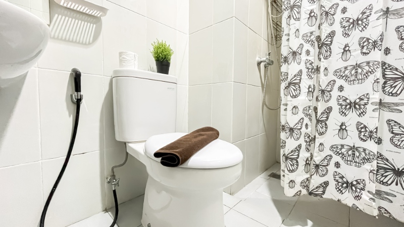 Bathroom 5, Brown Accent 2BR at Apartment Casa de Parco By Travelio, Tangerang