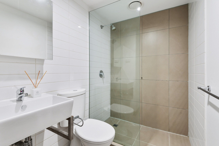 Bathroom 5, Beautifully Cosy St Kilda Apartment, Melbourne