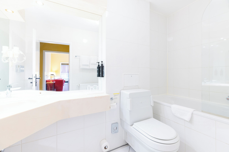 Bathroom 5, Garner Hotel Berlin Messe by IHG, Berlin