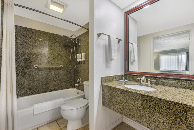 Bathroom 4, Best Western Pier Point Inn, Lane