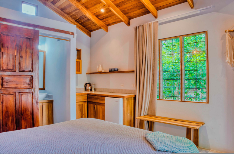 Room 2, Casa Bonita - 5BR With Pool Walk to Beach, Nicoya
