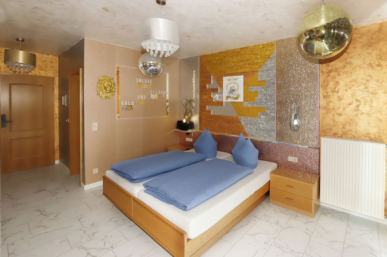 Room 3, Schlagerschloss Hotel, Hildburghausen