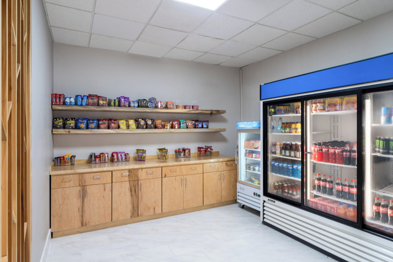 Food & Drinks 4, Holiday Inn Express Hotel & Suites Pratt by IHG, Pratt