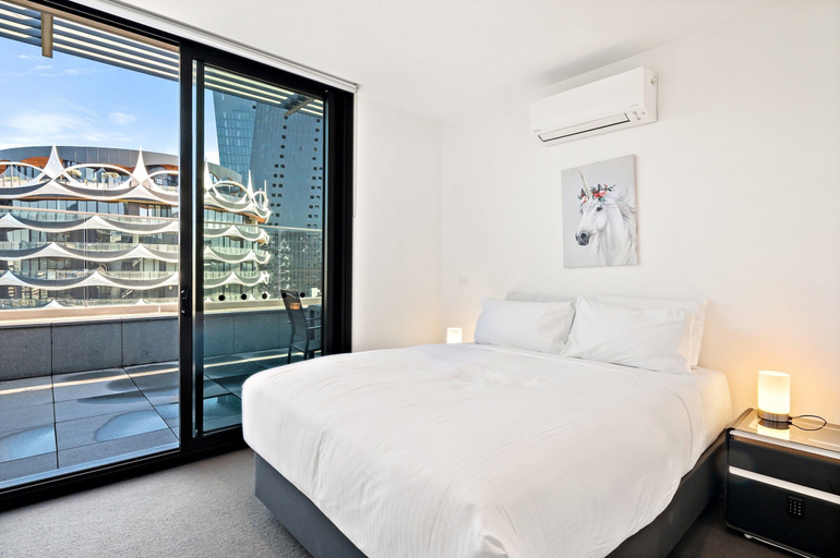Room 5, Bright 2-bed Retreat With Pool, Gym & Sauna Access, Melbourne