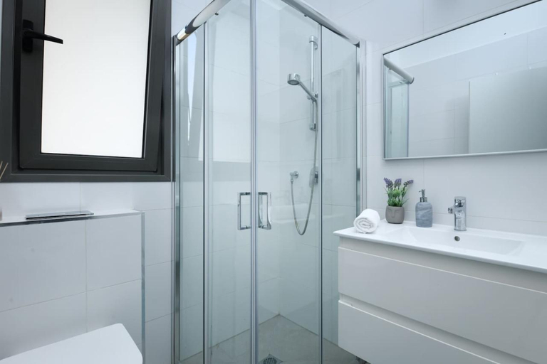 Bathroom 3, Modern 4BR Garden Apartment with Private Balcony
