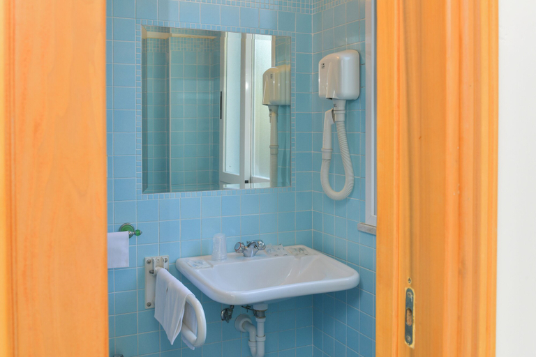 Bathroom 4, Hotel Pineta, Napoli