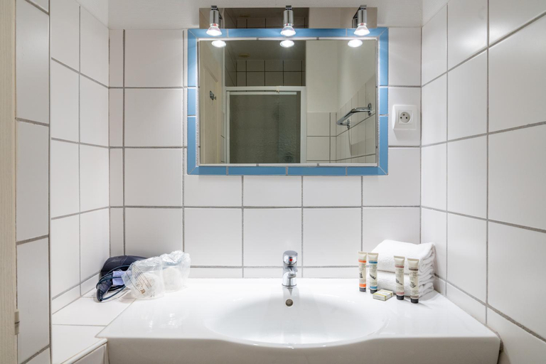 Bathroom 4, Hôtel des Deux Mers, Morbihan