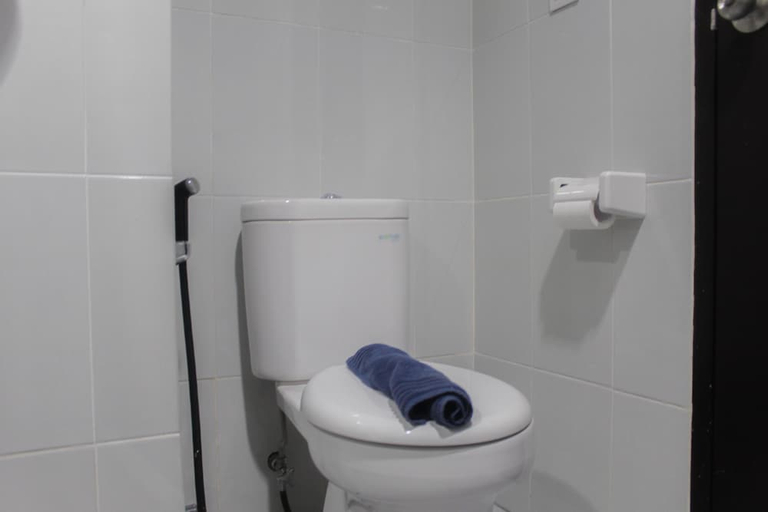 Bathroom 5, Best Studio Unit with Pool View Casa De Parco Apartment, Tangerang
