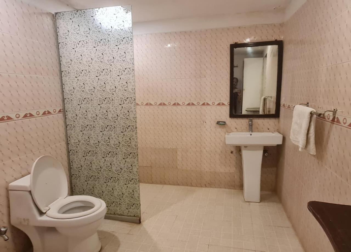 Bathroom 3, Hotel Green Fort Gulberg, Lahore