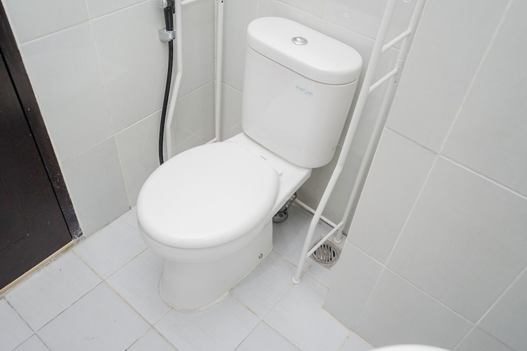 Bathroom 3, Homey and Cozy Studio Casa De Parco Apartement, Tangerang