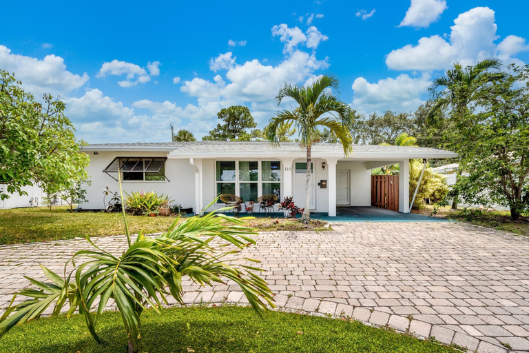 Room 4, Eccentric Home With Pool Tiki hut Outdoor Kitchen, Broward