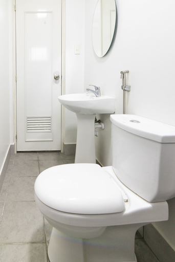 Bathroom 4, OYO 152 Sangco Condotel, Manila City
