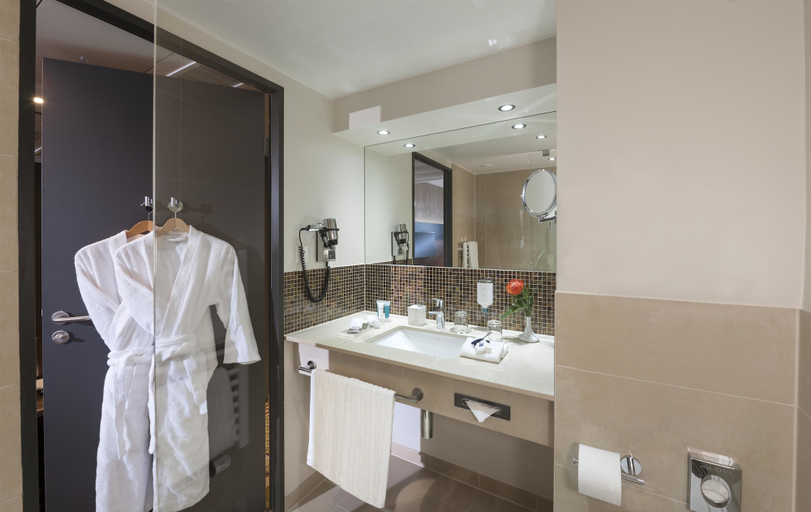 Bathroom 4, Dorint Airport-Hotel Zürich, Bülach