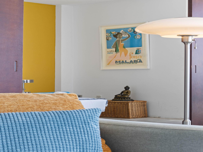 4, Bright Coastal Apartment with Pool, Málaga