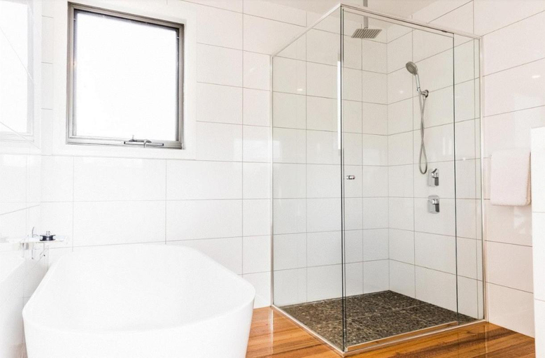 Bathroom 2, Curringa Farm Accommodation, Central Highlands