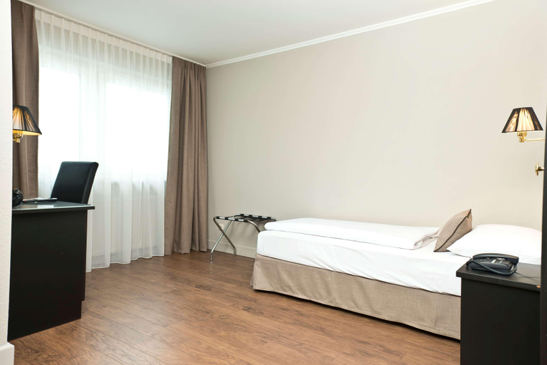 Bedroom 2, Hotel Muenchen Nord, Freising