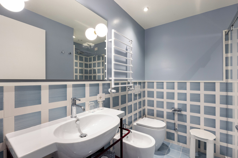 Bathroom 5, Hotel Plaza, Napoli