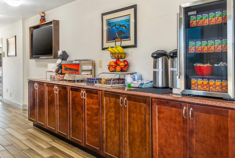 Food & Drinks 5, Travelodge Gananoque, Leeds and Grenville