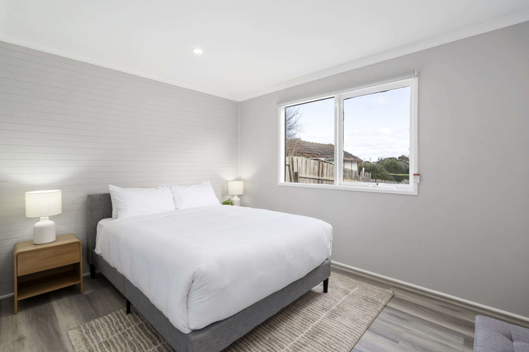Room 4, 2-Bed Rosebud Apartment with BBQ & Garden, Melbourne