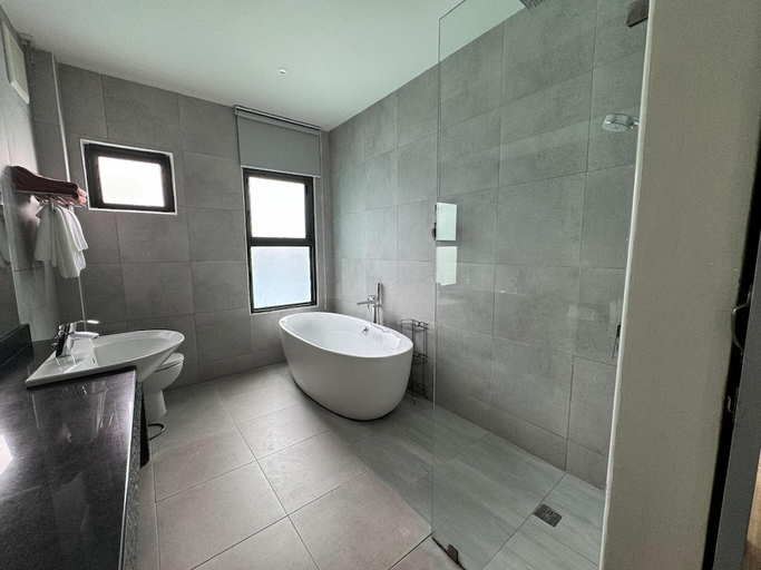 Bathroom 3, La Isla Pranburi Beach Resort, K. Sam Roi Yot