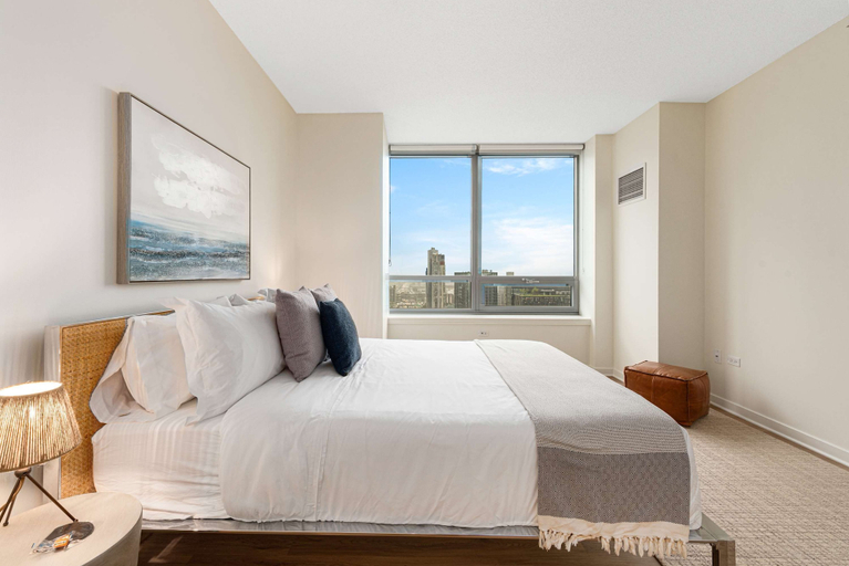 Room 4, Brand-new 3BR City Views Prime West Loop Spot, Cook