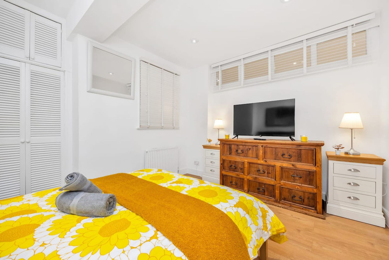 Room 5, 3 Bedroom 2 Bathroom Victorian Flat in Kensington, London