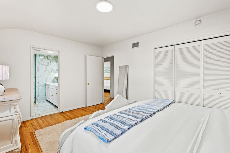 Room 5, Perfect Family Home With Fireplace Spacious Yard, Los Angeles