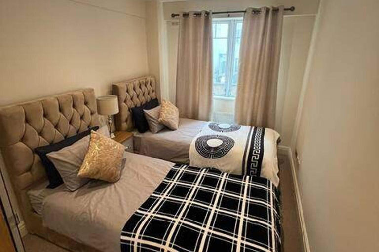 Room 2, 3-Bed Central Apartment - Sleeps 8 & Free Parking, London