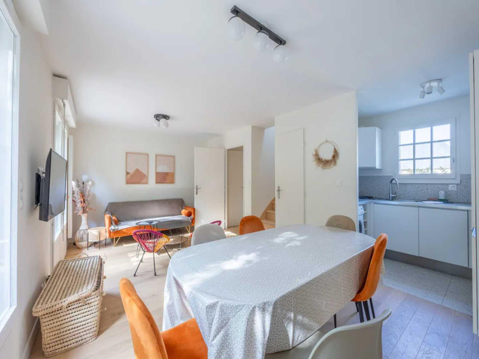 5, Charming house with garden in residence with pool, Calvados