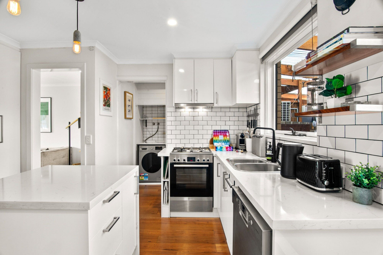 Private kitchen 4, Family Friendly 3-bed With Courtyard & Parking, Melbourne