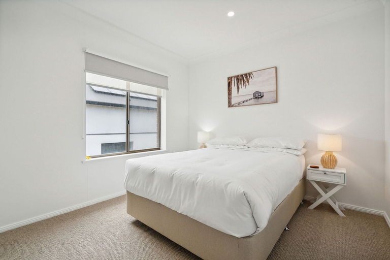 Room 3, Coastal Luxury: 3-bed Townhouse 150m From Beach, Adelaide